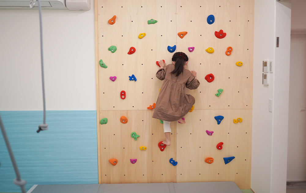 リハビリ室の遊具ボルダリング