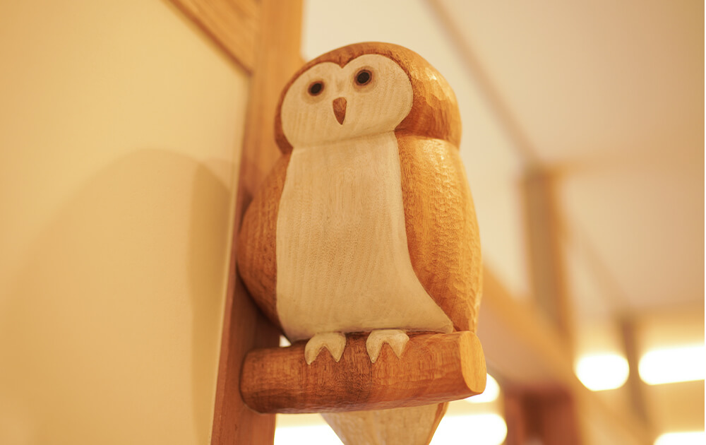 部屋のサイン(ふくろう) 制作:キタカゼパンチ 市原 辰昭・史恵氏